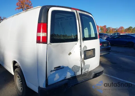 2008 Chevrolet Express Work Van z USA, uszkodzony, nr VIN 1GCGG25C281111048